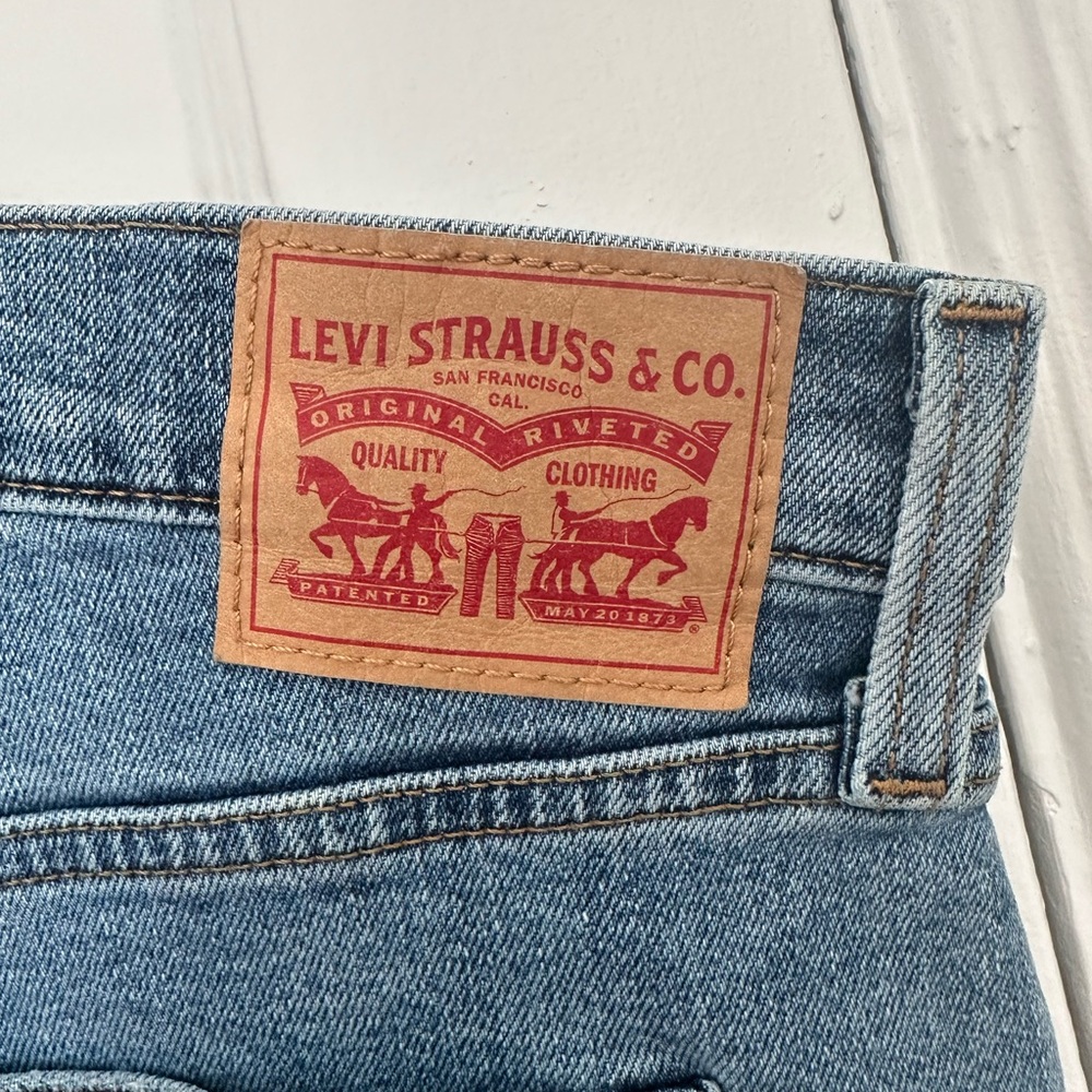 Levi's High Rise High Waisted Mom Blue Jeans Women’s Size 32 - Picture 5 of 5